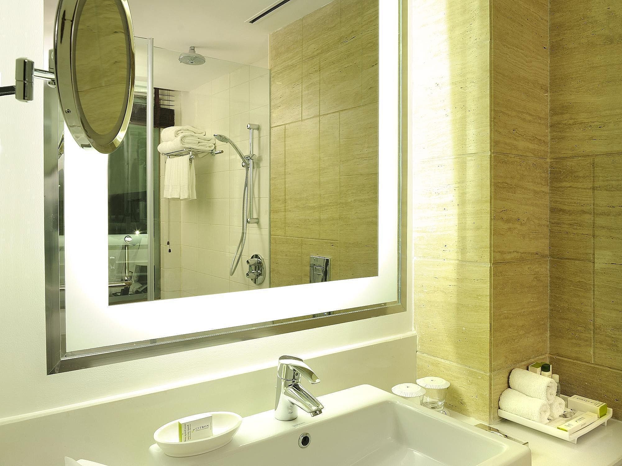 DoubleTree by Hilton Hotel Gurgaon - New Delhi NCR Room, 1 King Bed (Guest Room) 4