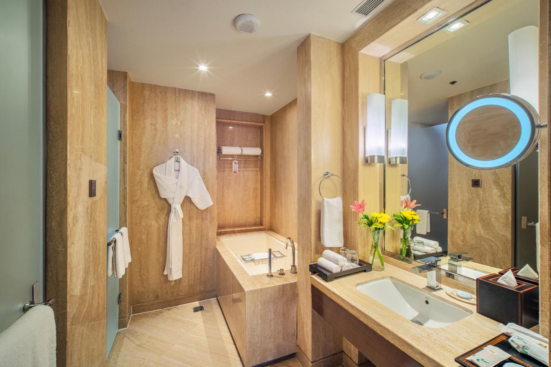 Chola Suite, Club lounge access, 1 Bedroom Suite, 1 King, City view, North Wing, High floor