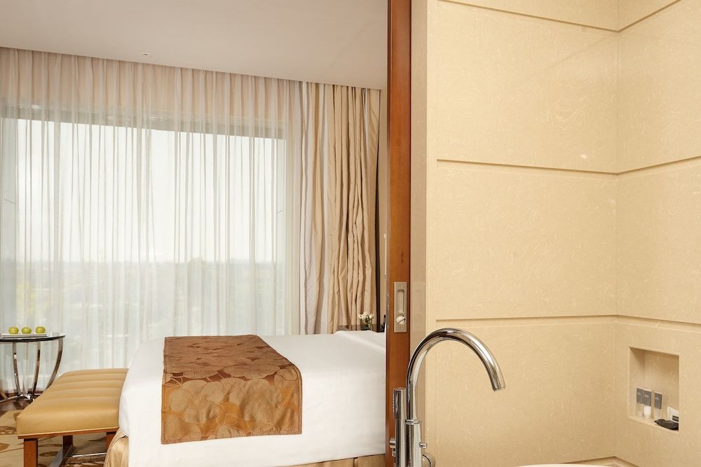 Courtyard by Marriott Kochi Airport Room, 1 King Bed