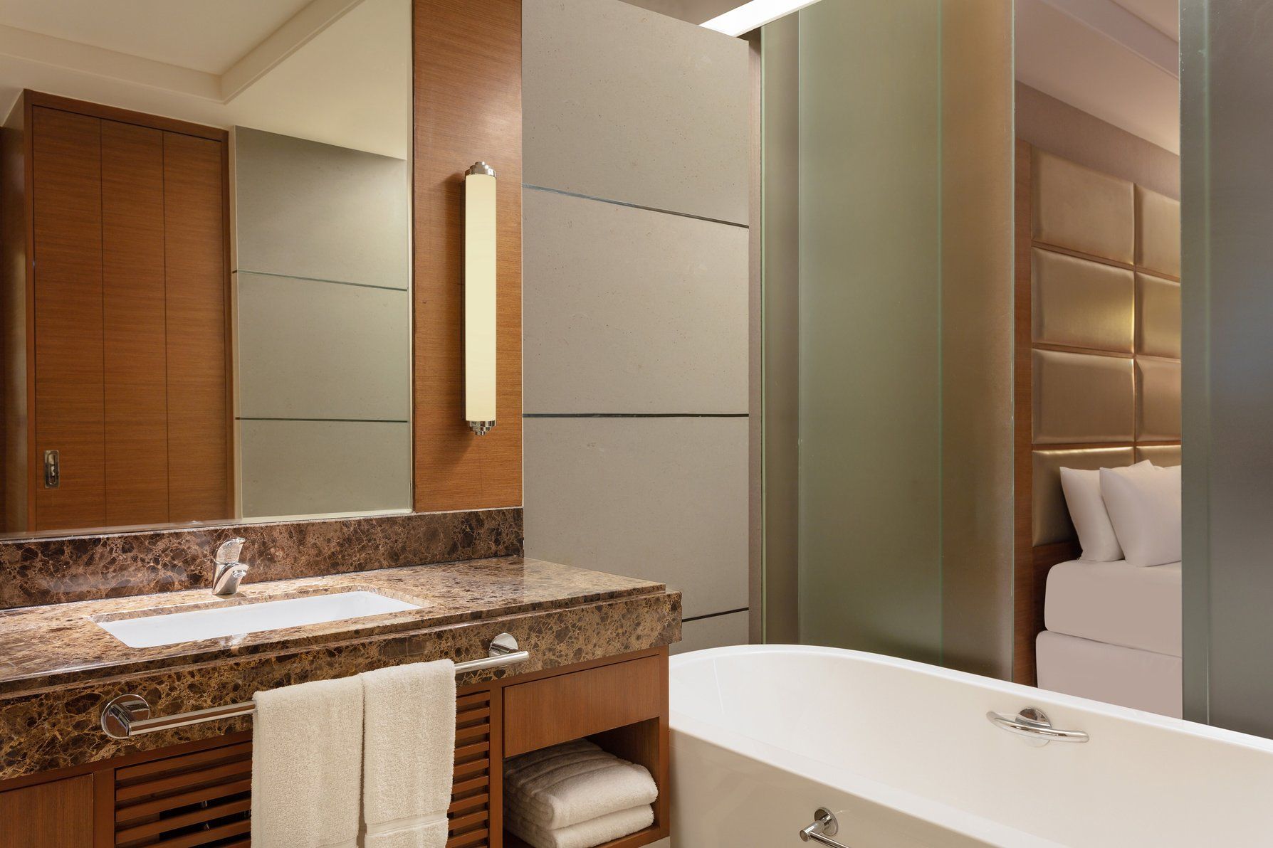 Suite Bathroom – Tub