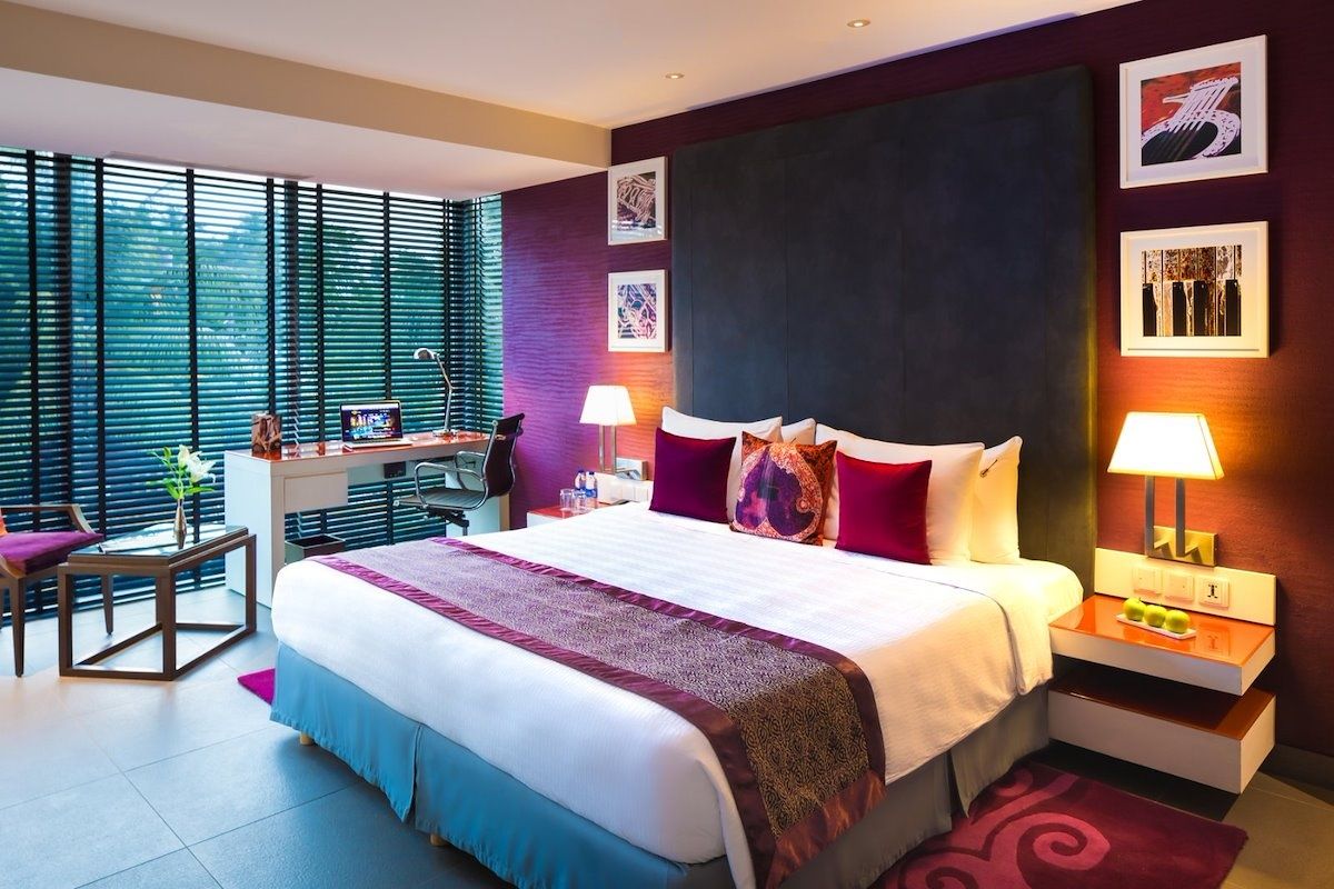 Deluxe Room King Gold Pool View