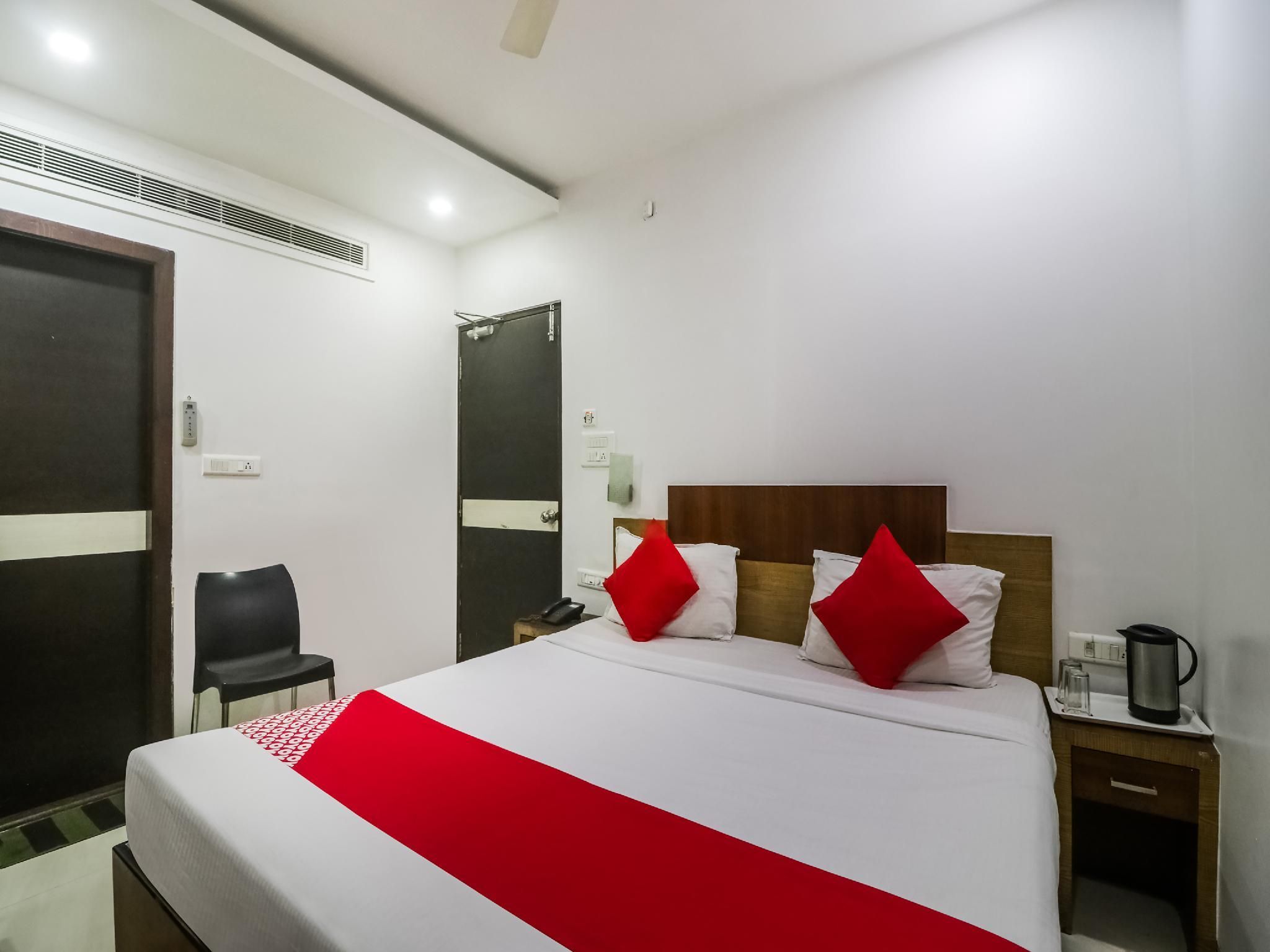 OYO 65124 Hotel Simran Regency Deluxe Double or Twin 2