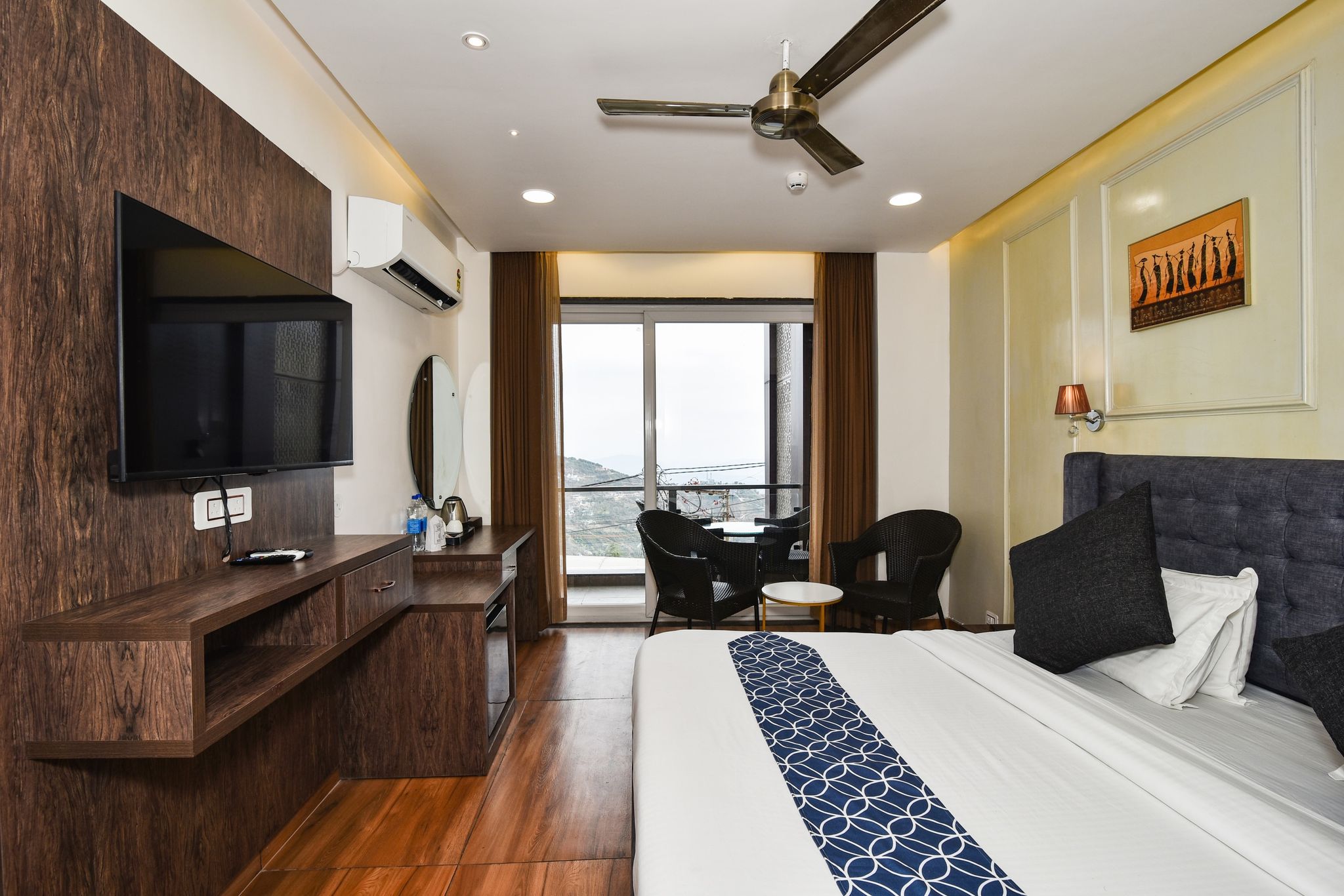 AH Grand Villa - Hotel Near Dalai Lama Temple Deluxe Room Valley View with Balcony 3