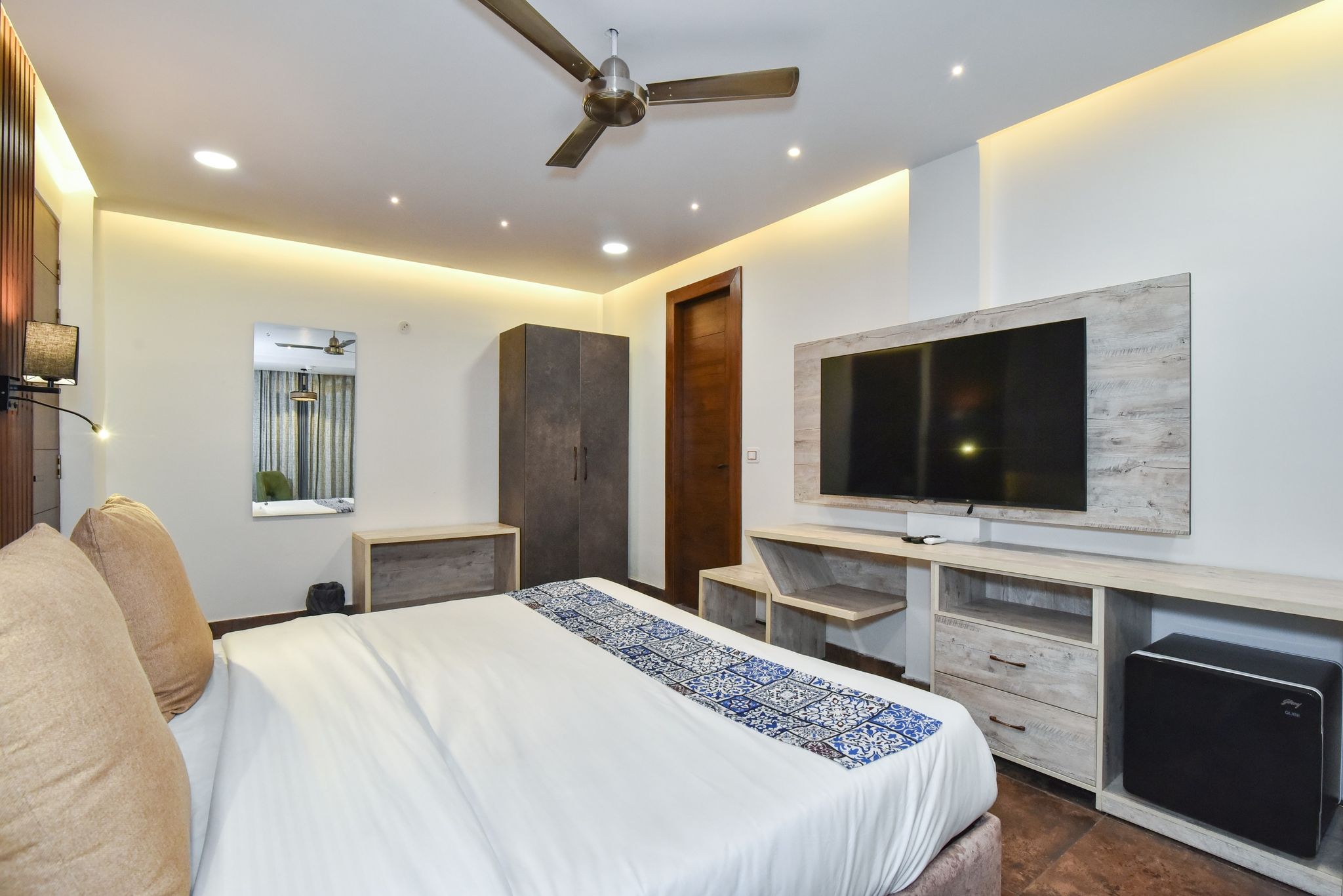 AH Grand Villa - Hotel Near Dalai Lama Temple Deluxe Room Valley View with Balcony 2