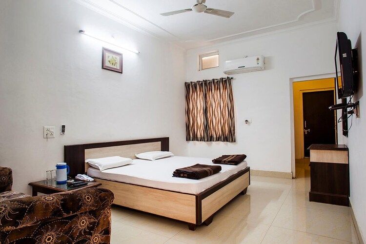 DELUXE ROOM A.C ROOM 