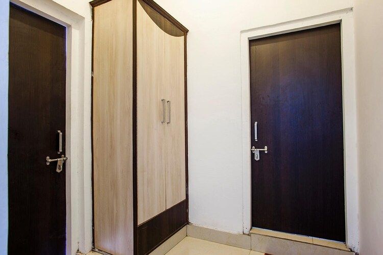DELUXE ROOM A.C ROOM 