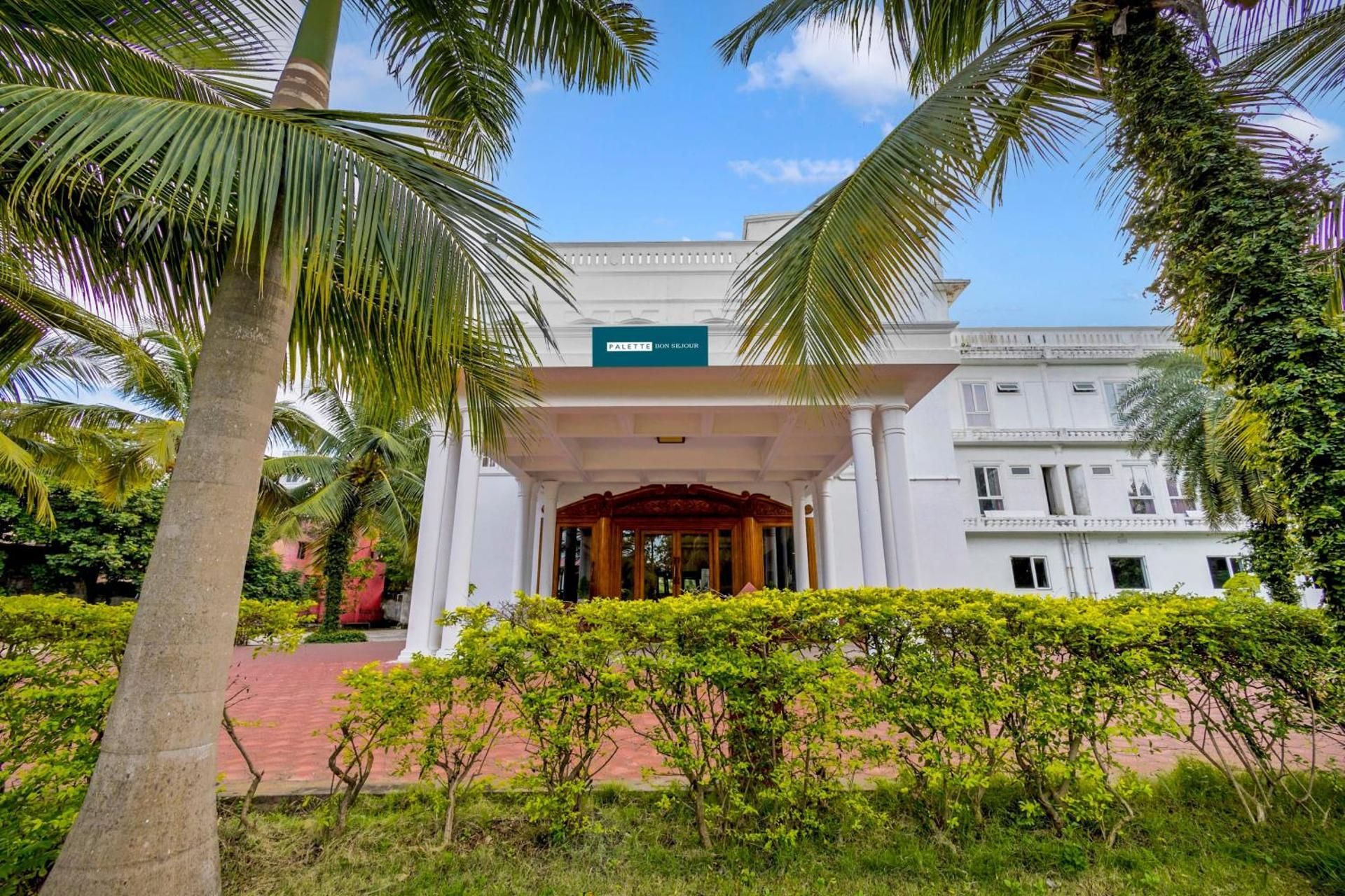 Hotel Bon Sejour entrance 2