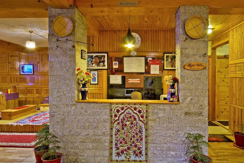 Vyas Vatika - Wooden exotic Resort (Jogni Waterfall & Rohtang pass Views)