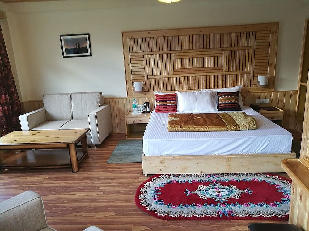 Vyas Vatika - Wooden exotic Resort (Jogni Waterfall & Rohtang pass Views)