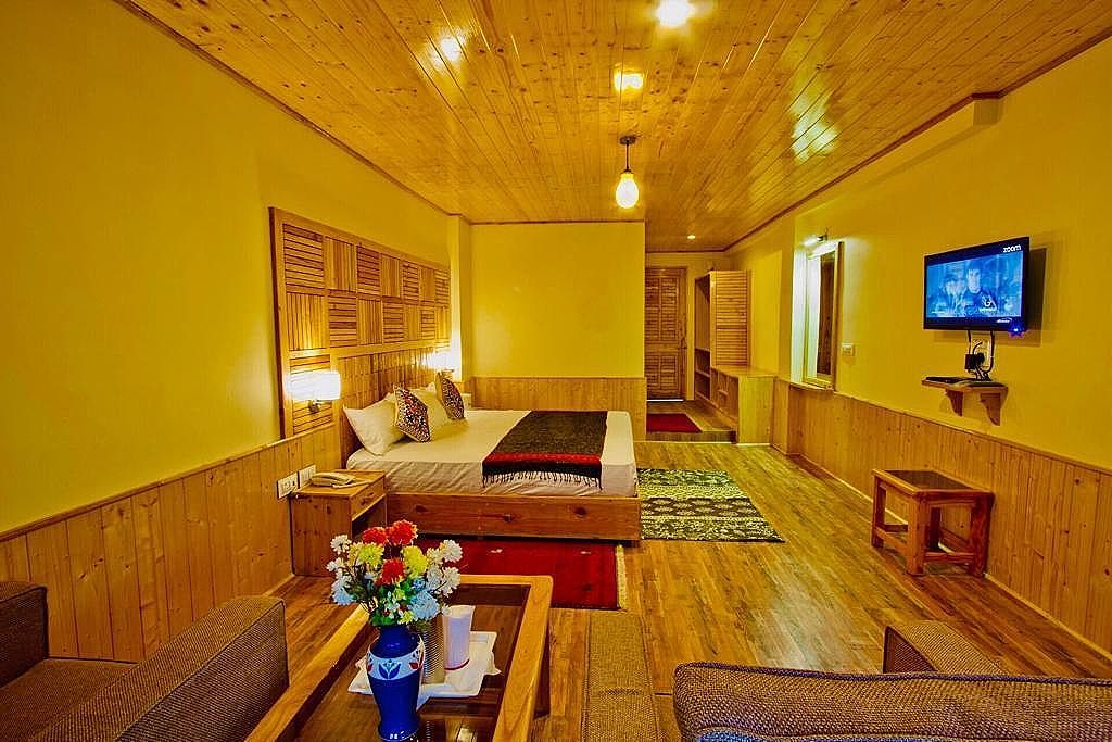 Premium Room (With Private Balcony Rohtang Pass , Jogni Waterfall and valley View)