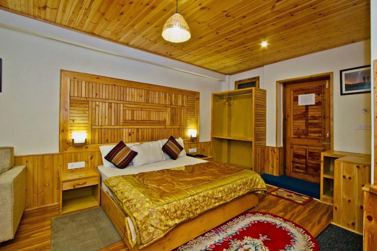 Family Tripple Room (With Private Balcony Rohtang Pass, Jogni Waterfall and valley View)