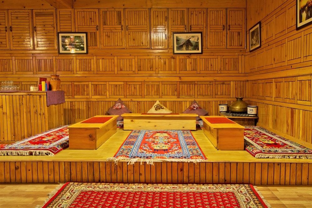Vyas Vatika - Wooden exotic Resort (Jogni Waterfall & Rohtang pass Views)