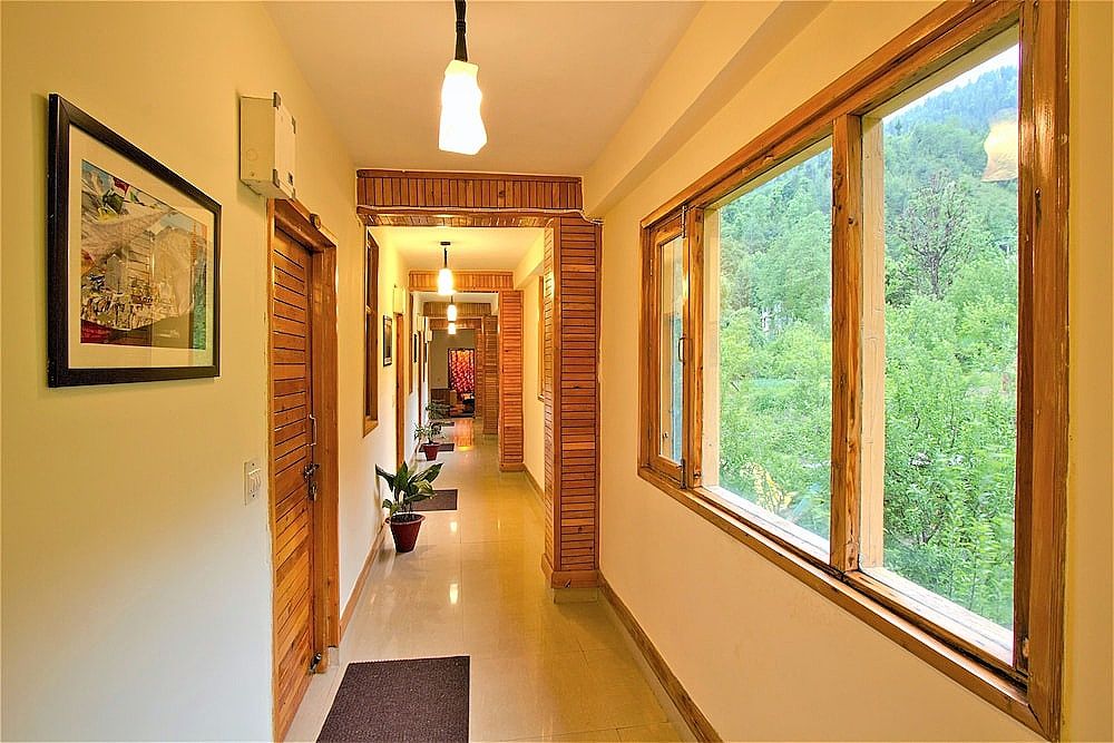Vyas Vatika - Wooden exotic Resort (Jogni Waterfall & Rohtang pass Views)