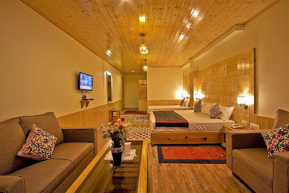 Vyas Vatika - Wooden exotic Resort (Jogni Waterfall & Rohtang pass Views)