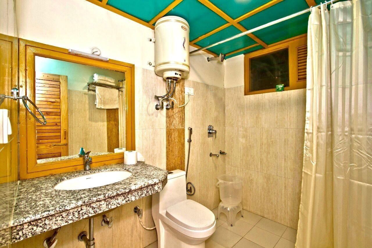 Vyas Vatika - Wooden exotic Resort (Jogni Waterfall & Rohtang pass Views)
