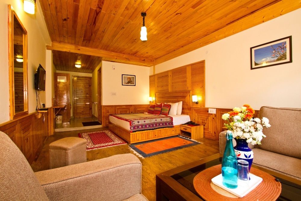 Vyas Vatika - Wooden exotic Resort (Jogni Waterfall & Rohtang pass Views)