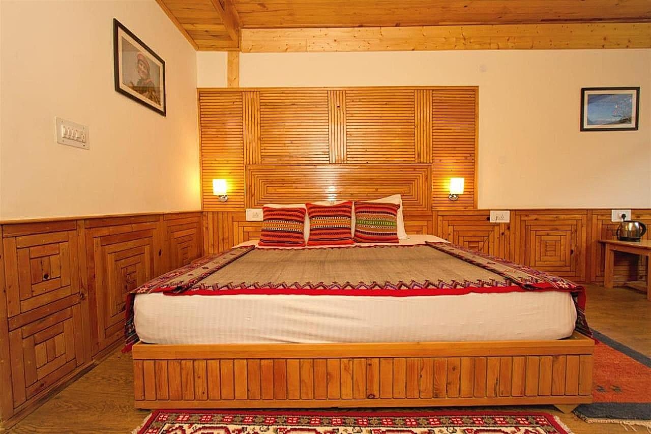 Vyas Vatika - Wooden exotic Resort (Jogni Waterfall & Rohtang pass Views)