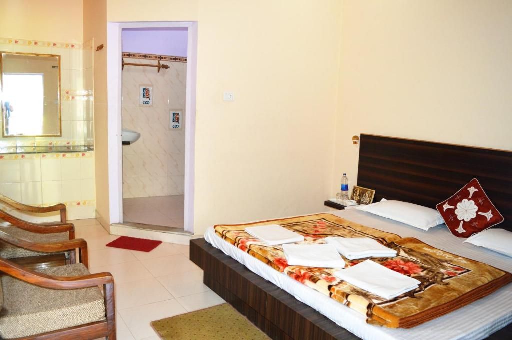 Hotel Goverdhan Deluxe Room with AC 6