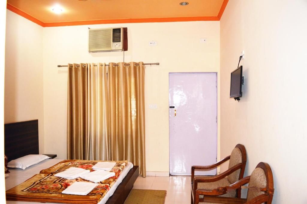 Hotel Goverdhan Deluxe Room with AC 2