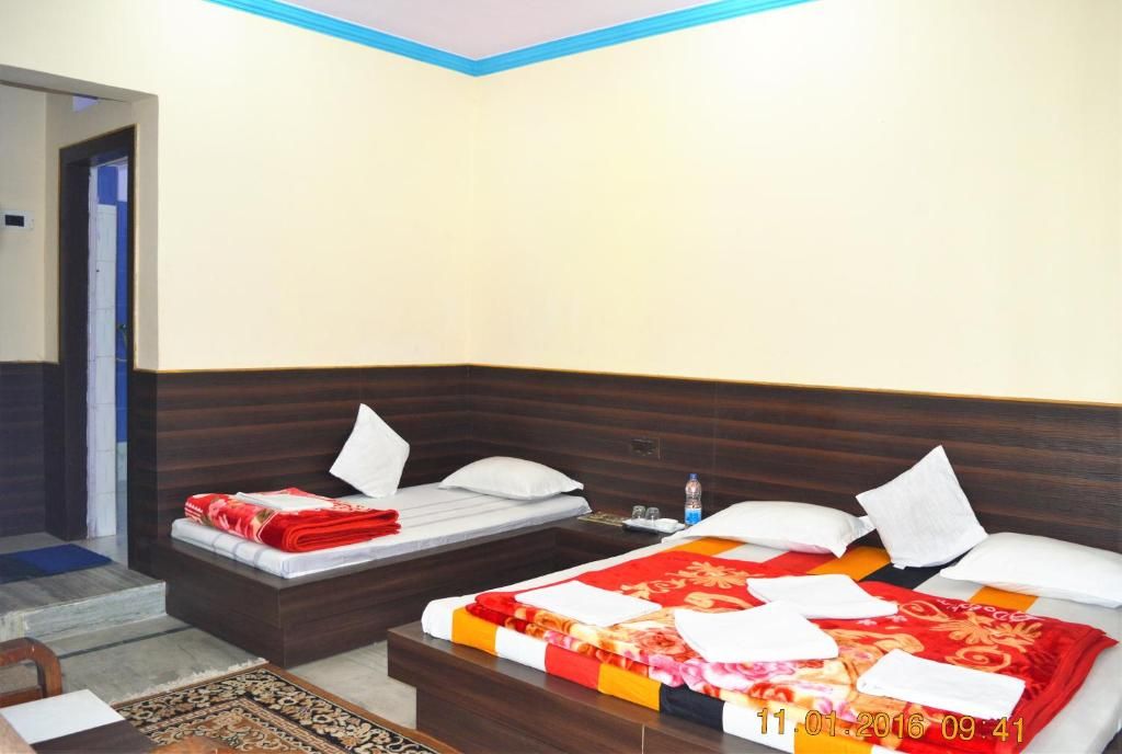 Hotel Goverdhan Deluxe Room with AC 8