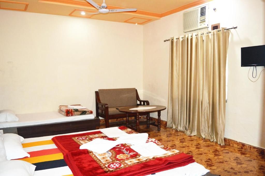 Hotel Goverdhan Deluxe Room with AC 7
