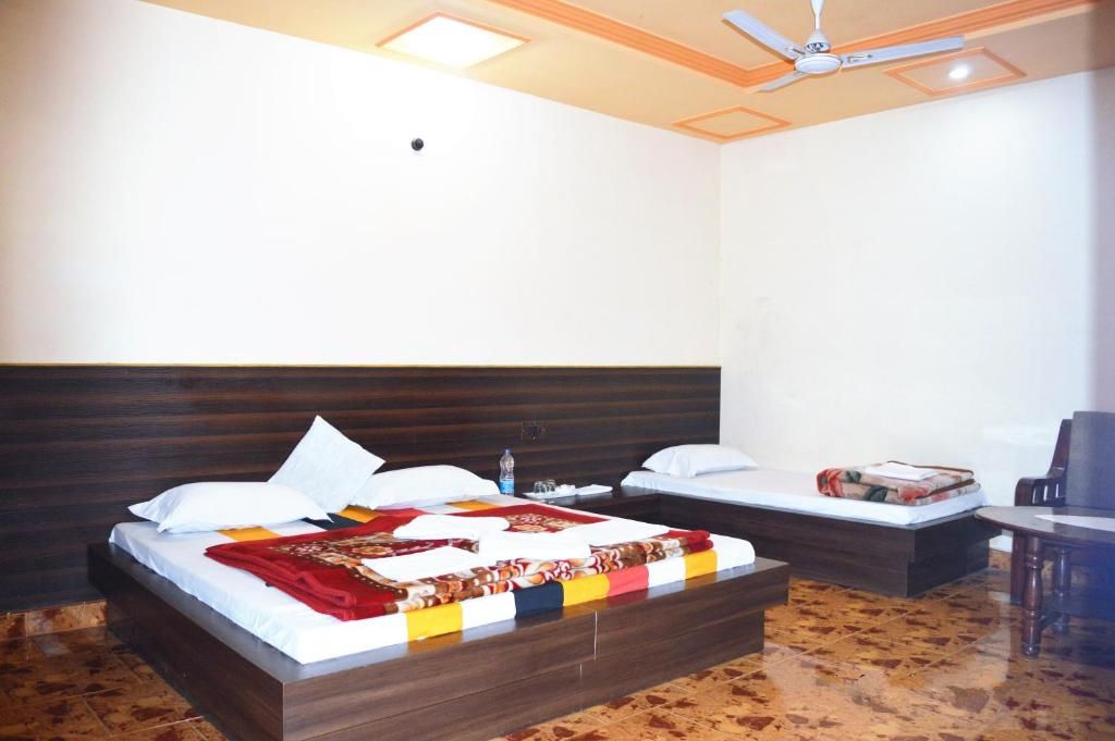 Hotel Goverdhan Deluxe Room with AC