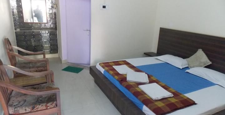 Hotel Goverdhan Deluxe Room with AC 9