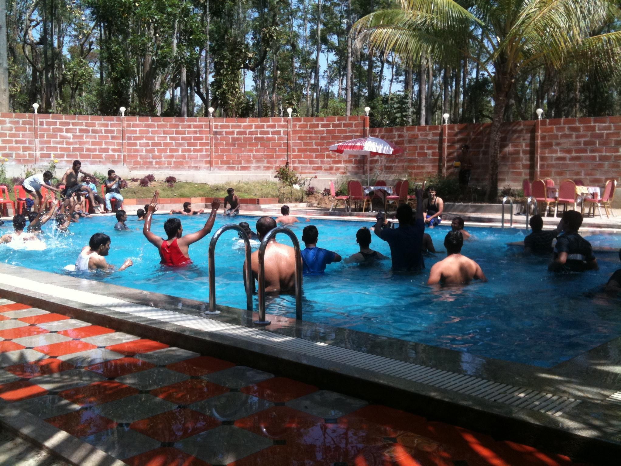 Swimming pool [outdoor]