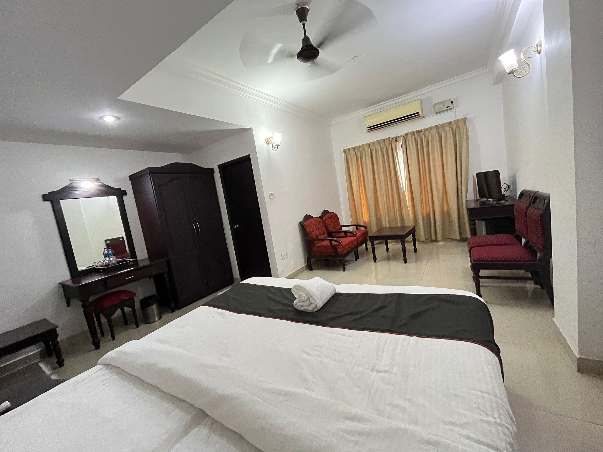 Hotel Gee Bee Palace Standard Room Queen Bed Non AC 2