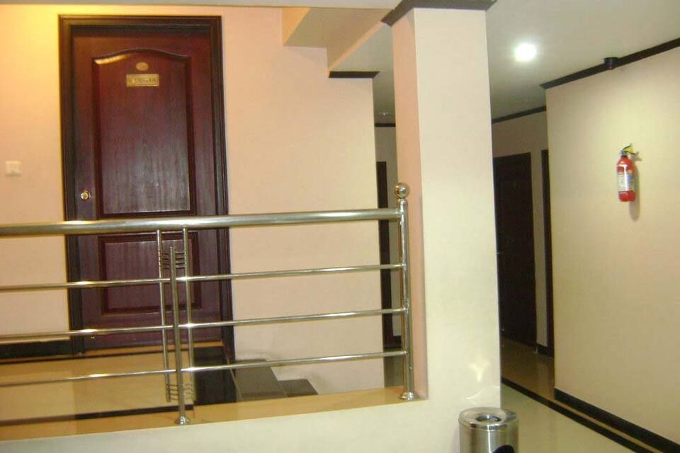 undefined Vel's Court 9