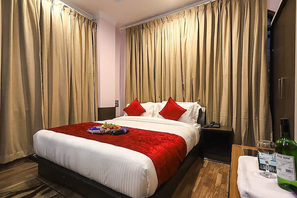 Hotel Holiday Hill Queen Room no balcony (Non-View) 2