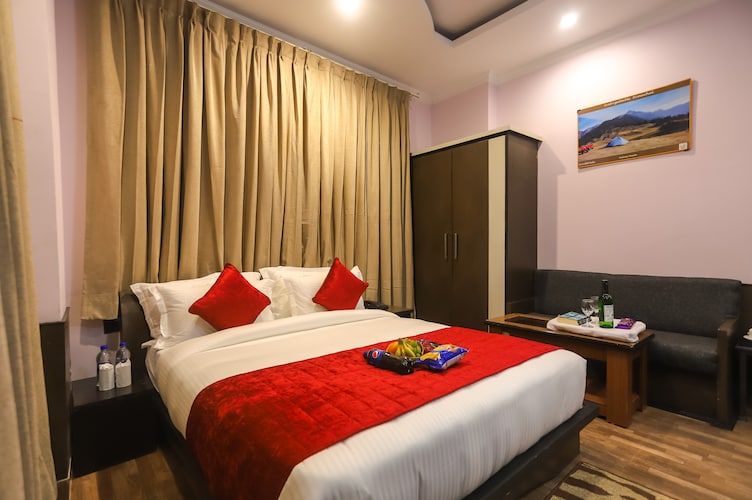 Hotel Holiday Hill Queen Room no balcony (Non-View) 3