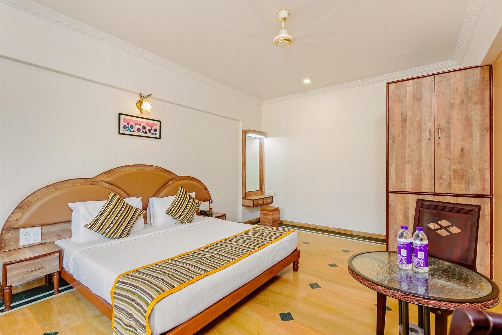 Suite with Bathtub