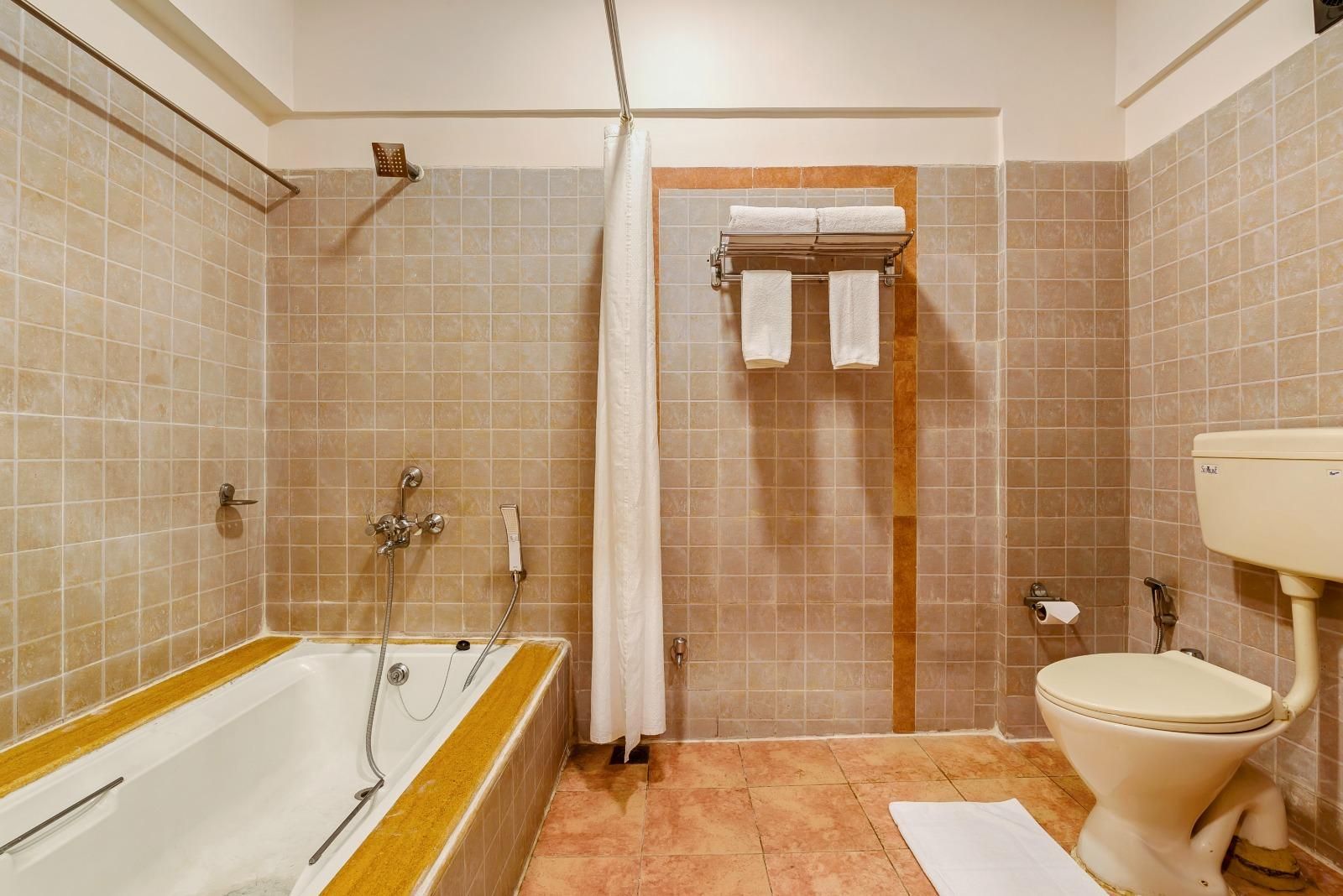 Suite with Bathtub