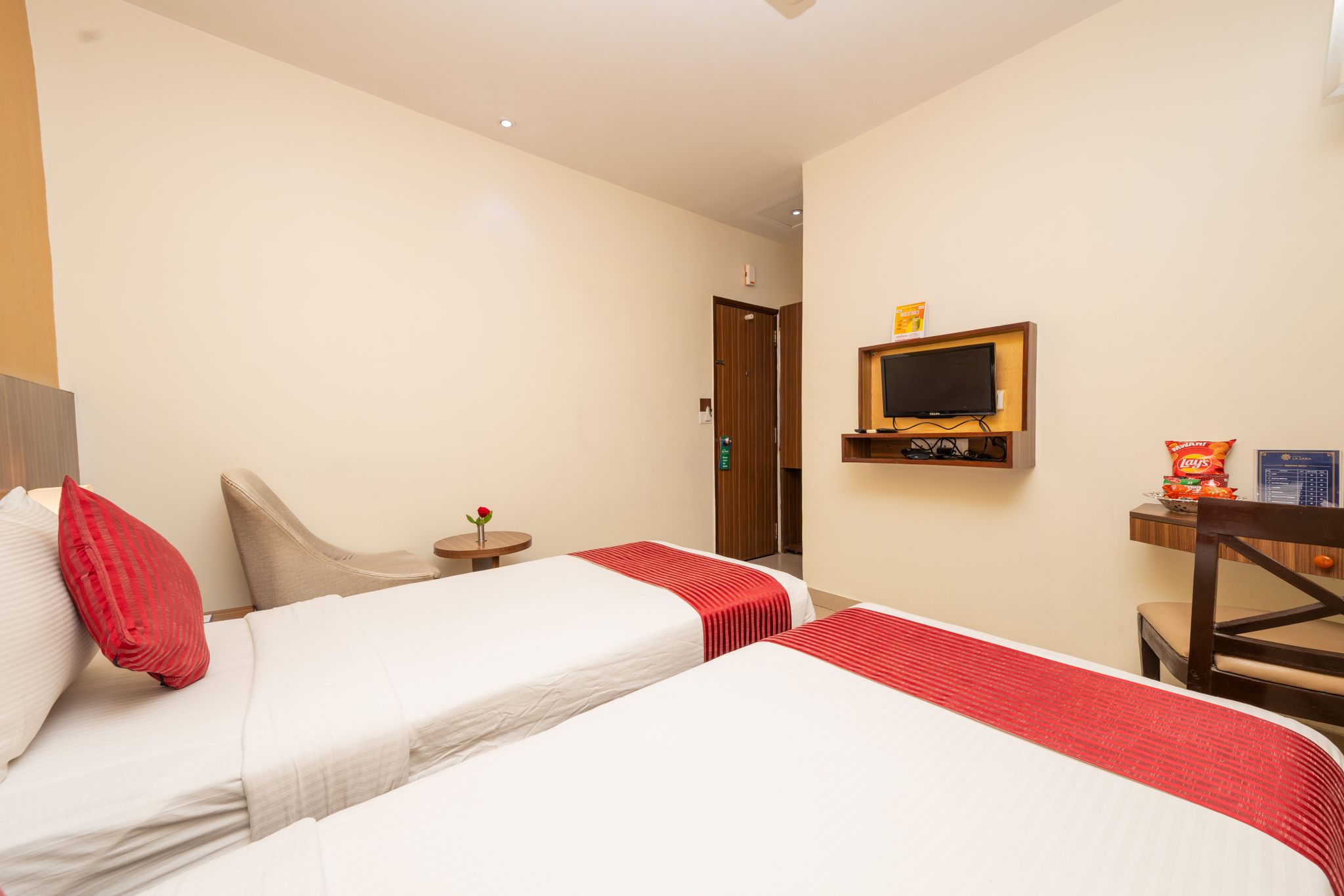 La Sara Comforts Standard King Twin Room 4