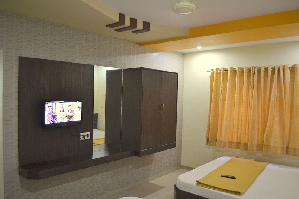 Hotel Sai Kamal Superior Double Room 8