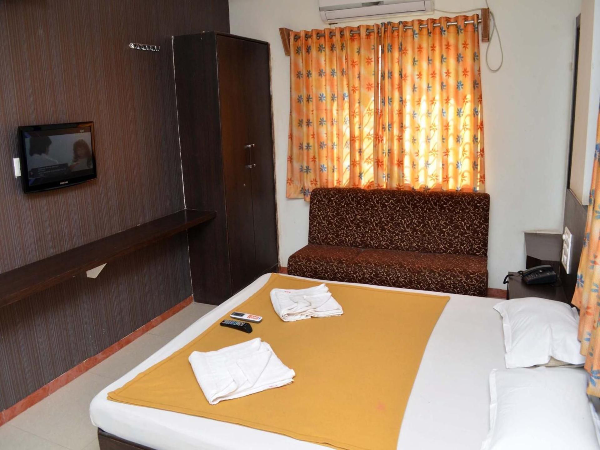Hotel Sai Kamal Superior Double Room 4