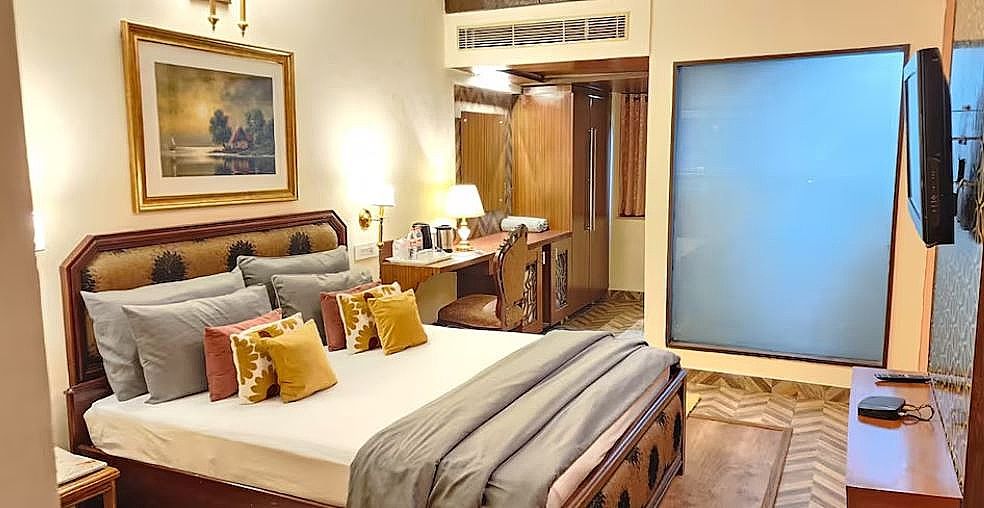 Hotel Aroma Classic Luxury Room 3