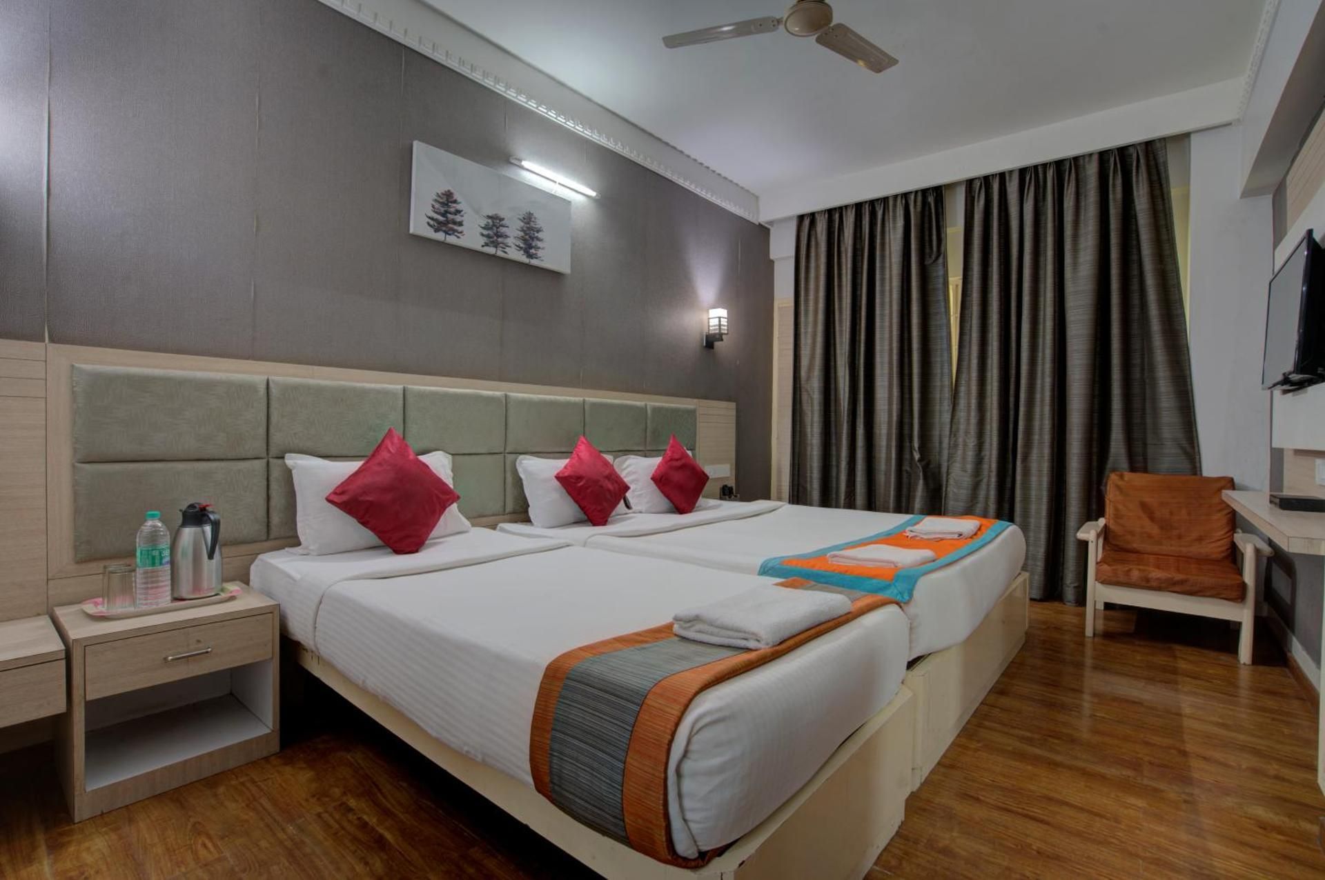 Hotel Mahadev Palace Premium Room with Work Desk 4