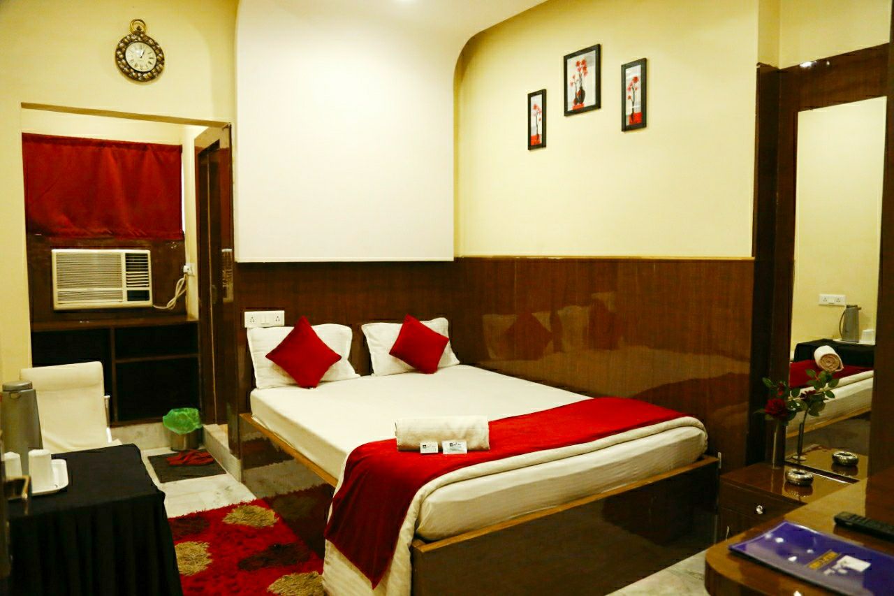 Hotel Holideiinn Super Deluxe AC Room