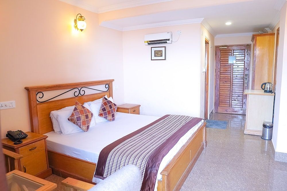 Hotel Asian Plaza - Mcleodganj Deluxe Room, 1 Queen Bed, Smoking, Mountain View 5