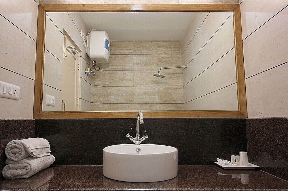 Hotel Asian Plaza - Mcleodganj Deluxe Room, 1 Queen Bed, Smoking, Mountain View 8