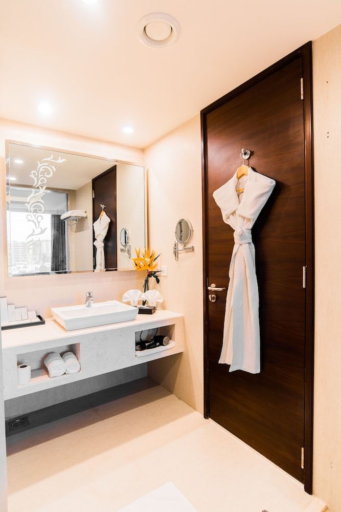 Howard Johnson by Wyndham Bengaluru Hebbal Deluxe Room, 1 King Bed 5