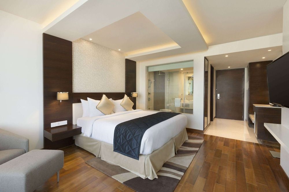 Howard Johnson by Wyndham Bengaluru Hebbal Deluxe Room, 1 King Bed 3