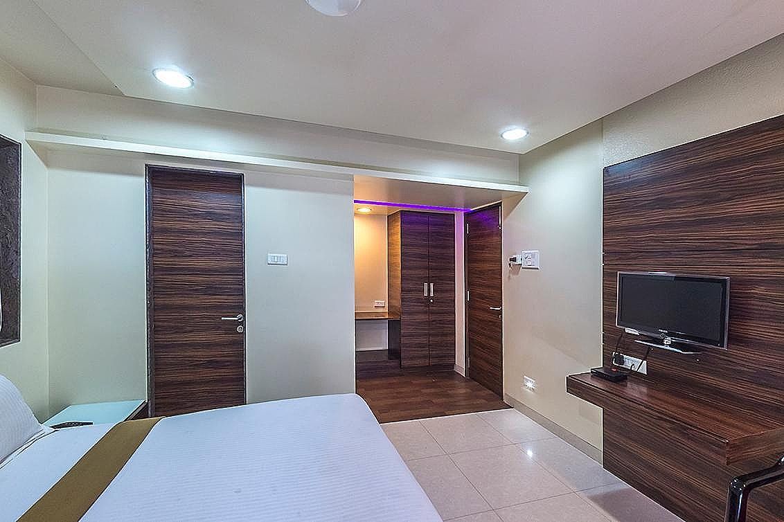 Hotel Silver Seven Deluxe AC Room (Guest Age Should Be 20 Years & Above) 13