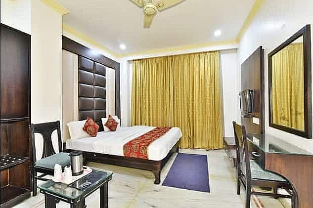 Hotel R V Continental Deluxe Room 3