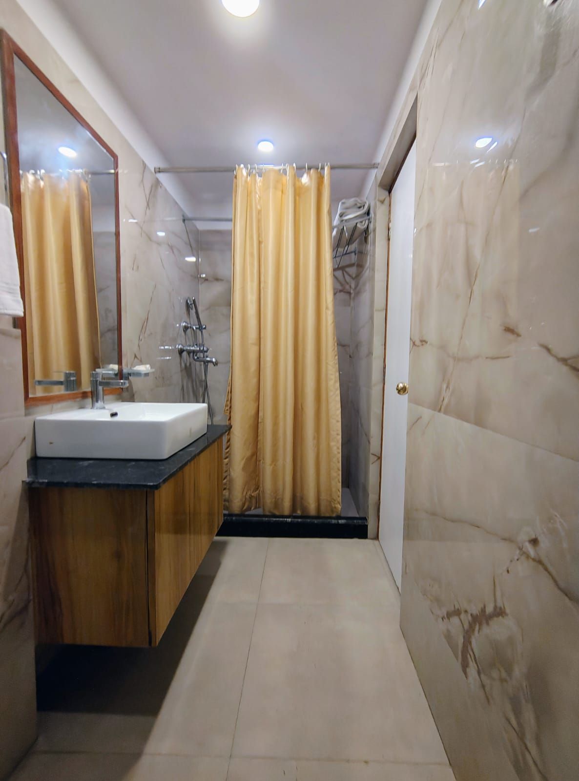 Hotel Executive Tower Deluxe Room 4