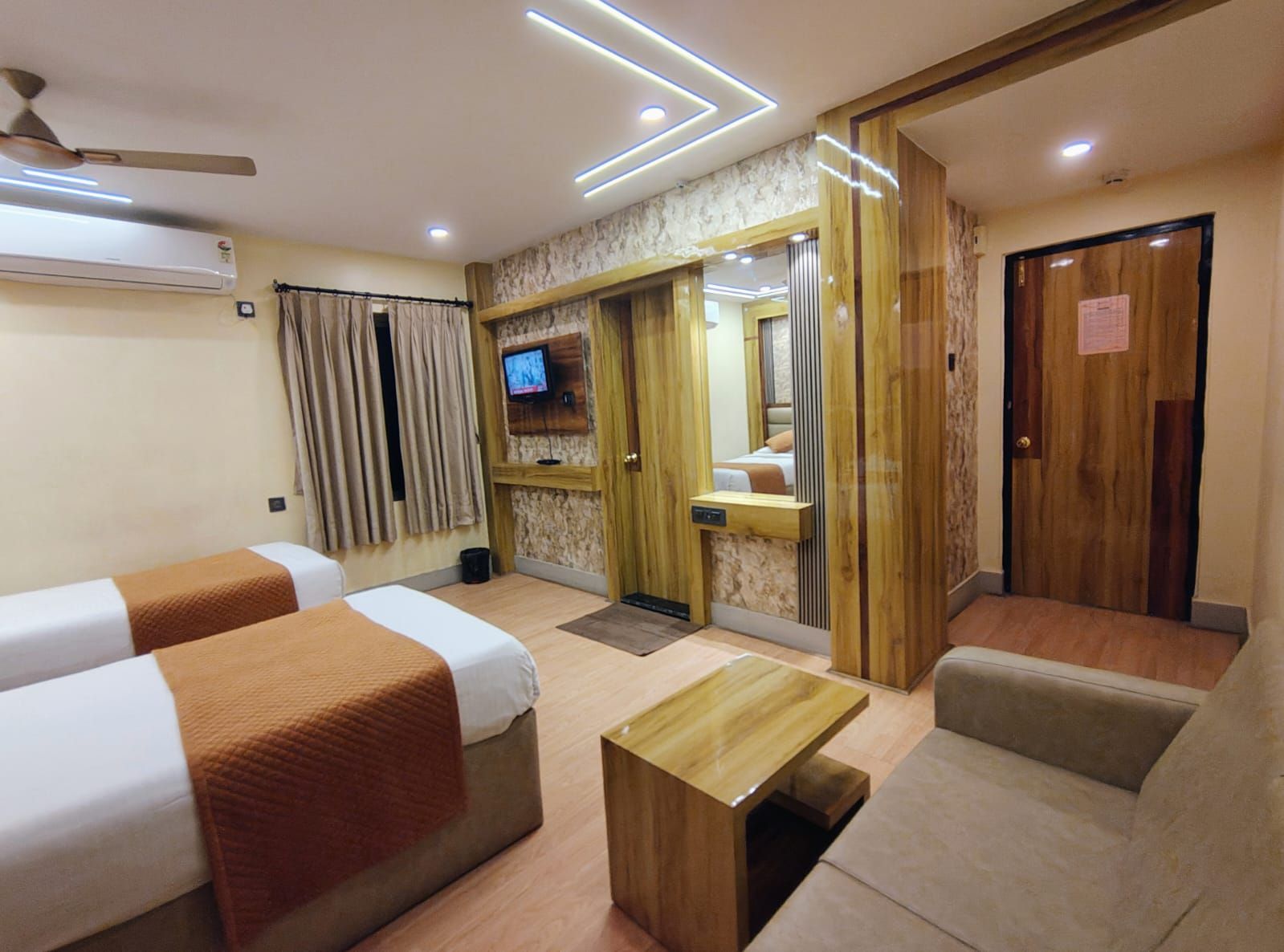 Hotel Executive Tower Deluxe Room 3