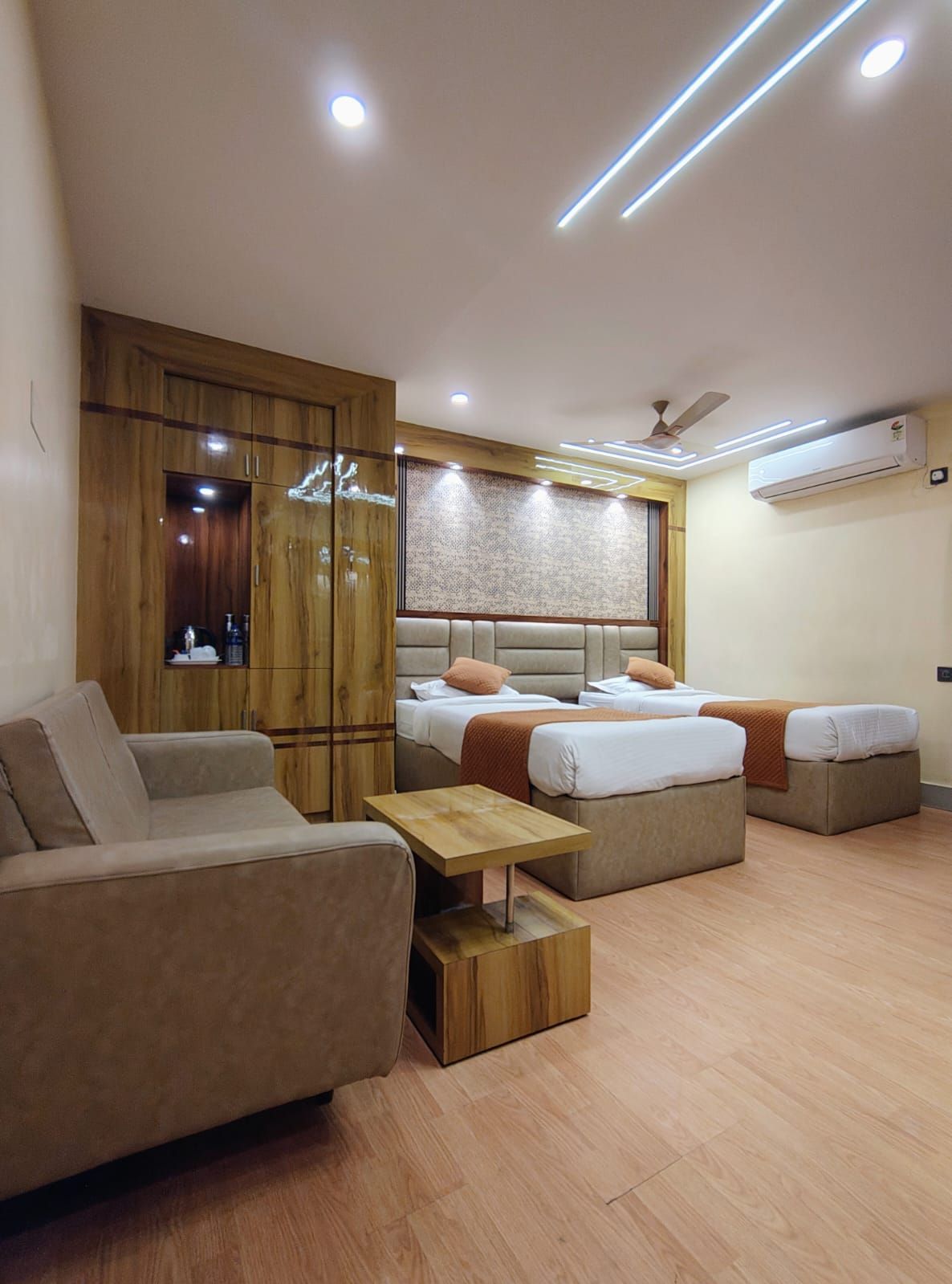 Hotel Executive Tower Deluxe Room 6