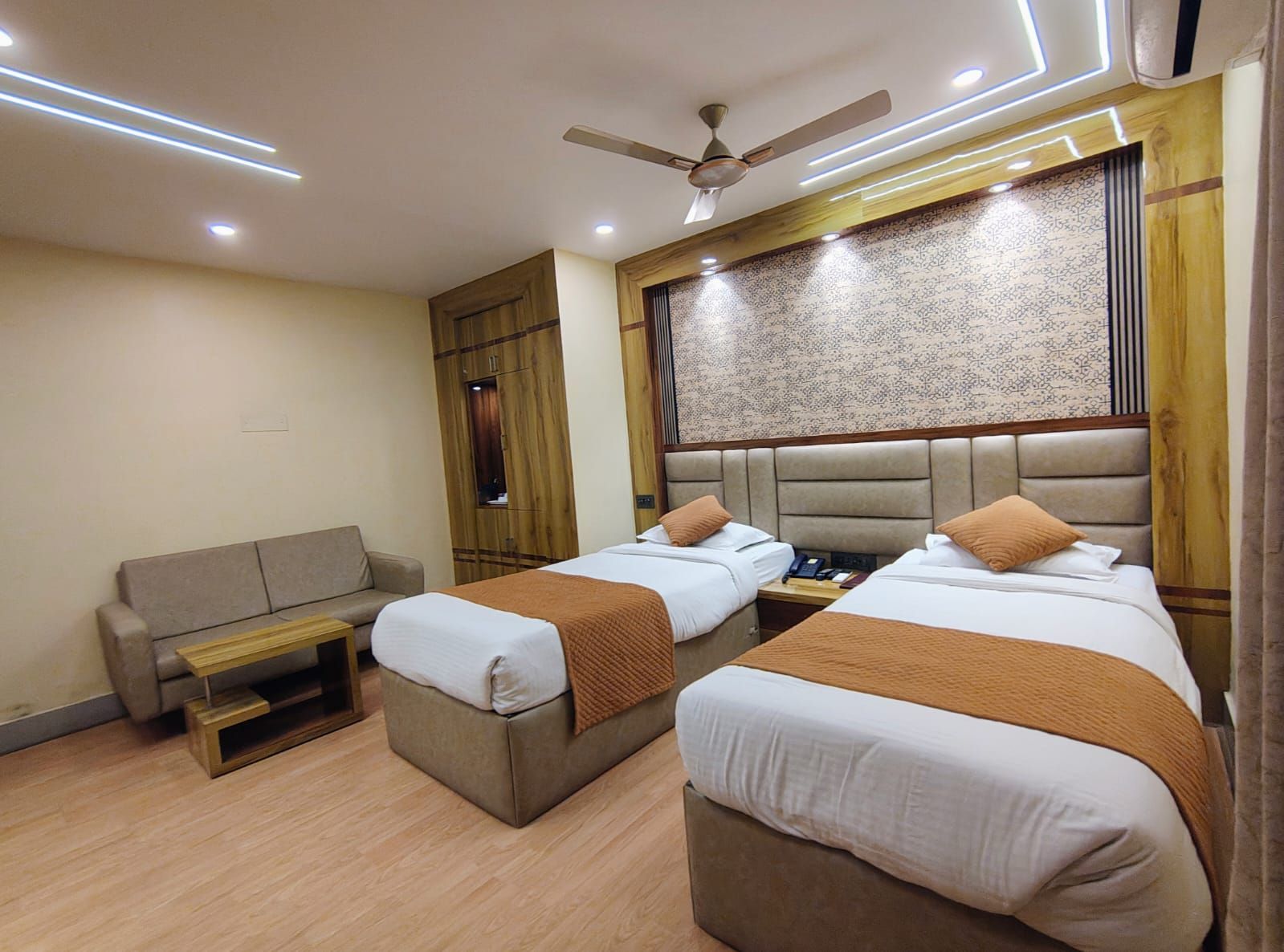 Hotel Executive Tower Deluxe Room 2